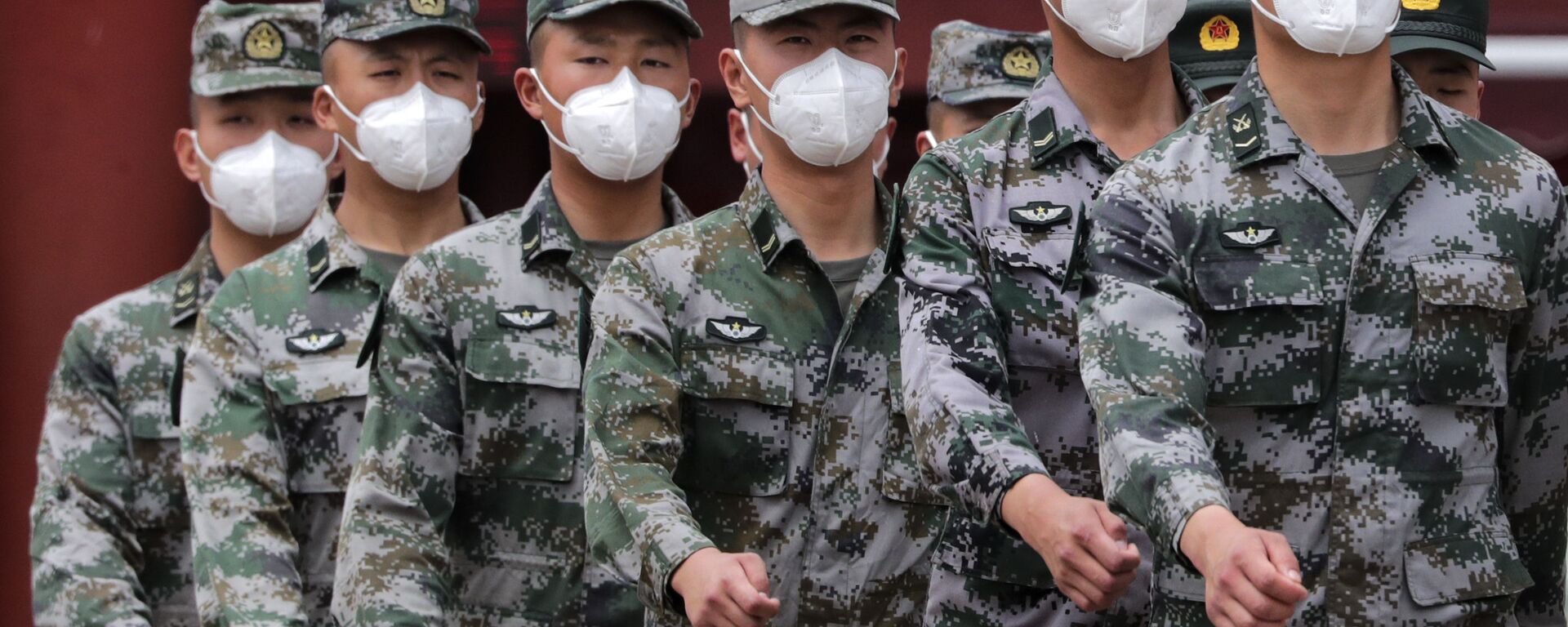 Soldados do Exército de Libertação Popular (ELP) usando máscaras para se proteger contra a propagação do novo coronavírus marcham durante uma sessão plenária do Congresso Nacional do Povo Chinês (NPC) no Grande Salão do Povo em Pequim, maio 25, 2020.  - Sputnik Brasil, 1920, 02.12.2021