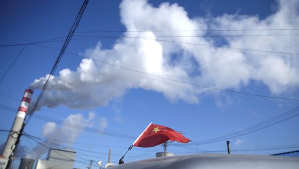 A Chinese flag is seen on the top of a car near a coal-fired power plant in Harbin, Heilongjiang province, China November 27, 2019. - Sputnik Brasil