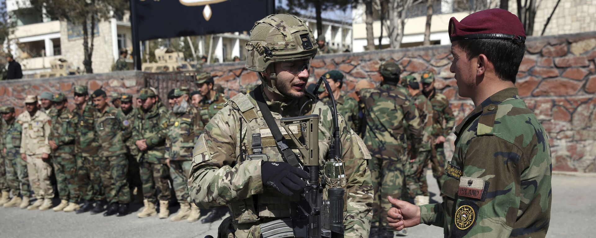 Soldado da Dinamarca, no centro à esquerda, fala com soldado recém-formado do Exército do Afeganistão na Academia Militar afegã em Cabul, Afeganistão, 24 de fevereiro de 2020 - Sputnik Brasil, 1920, 31.08.2022