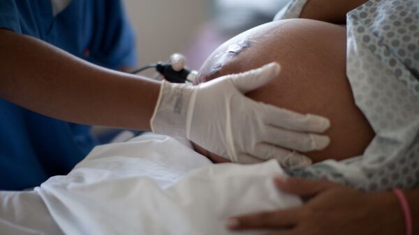 Grávida é examinada antes do parto em hospital no Rio de Janeiro - Sputnik Brasil