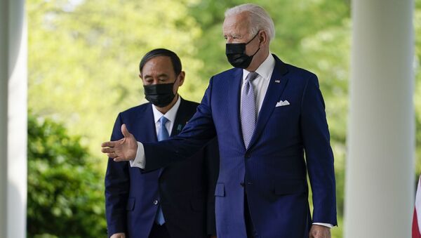 O presidente dos EUA, Joe Biden, acompanhado pelo primeiro-ministro japonês, Yoshihide Suga, sai do Salão Oval para falar em uma entrevista coletiva no Rose Garden da Casa Branca, em 16 de abril de 2021, em Washington - Sputnik Brasil