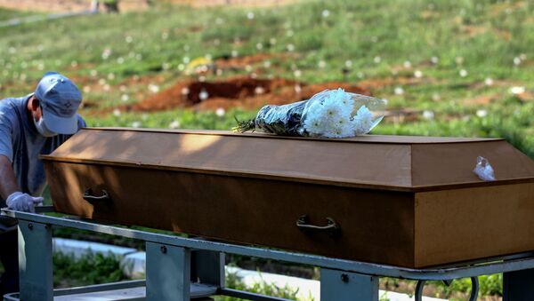 Funcionário empurra um caixão em sepultamento em cemitério na cidade de Porto Alegre, no Brasil, no dia 6 de abril de 2021 - Sputnik Brasil