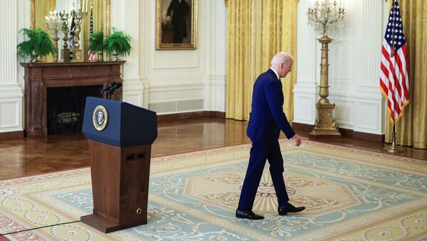 O presidente dos EUA, Joe Biden, caminha após fazer comentários sobre a Rússia na Casa Branca em Washington, EUA, em 15 de abril de 2021 - Sputnik Brasil
