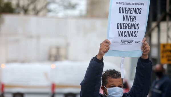 Funcionário de serviço funerário protesta por mais vacinas contra a COVID-19 em São Paulo, no Brasil, no dia 15 de abril de 2021 - Sputnik Brasil