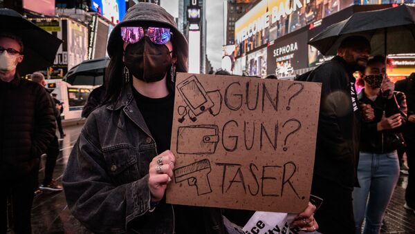 Manifestantes e ativistas participam de uma vigília por Daunte Wright e outros mortos durante confrontos policiais, na Times Square, em Nova York, em 16 de abril de 2021 - Sputnik Brasil