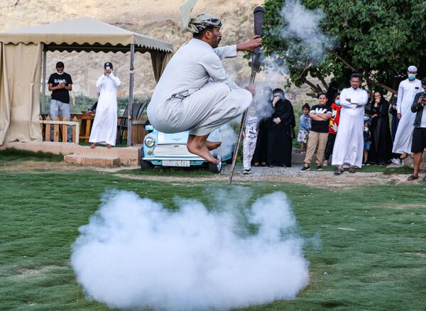 Dançarino executando dança nacional Taashir, Arábia Saudita, em 10 de abril de 2021 - Sputnik Brasil