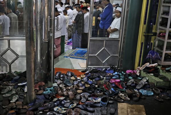 Sapatos deixados fora enquanto pessoas executam uma oração durante a primeira noite do mês sagrado do Ramadã na Indonésia, 12 de abril de 2021 - Sputnik Brasil