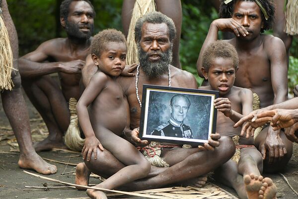 Chefe da tribo Yakel, com membros de sua família, segura retrato do príncipe Philip em Vanuatu, 12 de abril de 2021 - Sputnik Brasil