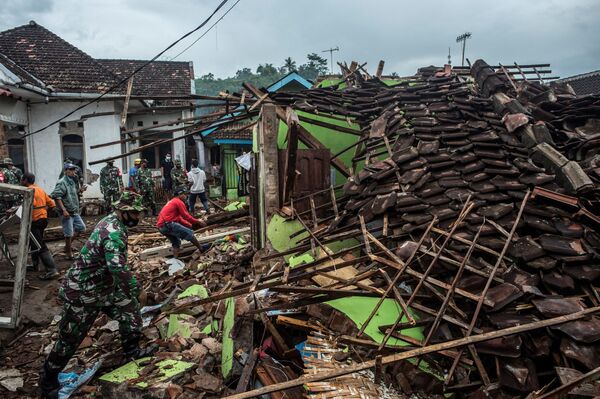 Soldados e residentes indonésios checam casas destruídas pelo terremoto em Malang, na ilha de Java, 11 de abril de 2021 - Sputnik Brasil