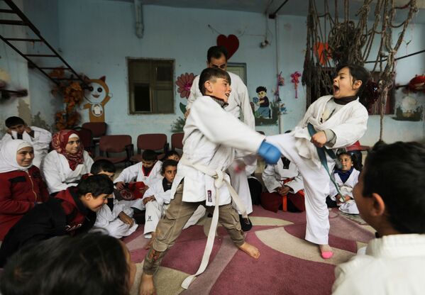 Crianças praticam artes marciais em povoado na Síria, 11 de abril de 2021 - Sputnik Brasil