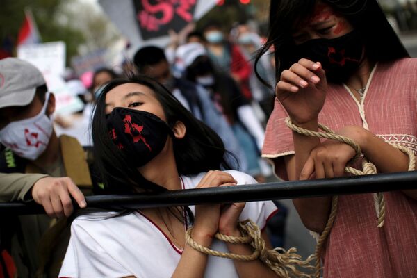 Ativistas durante protesto em frente da Embaixada de Mianmar em Washington, EUA, 10 de abril de 2021 - Sputnik Brasil