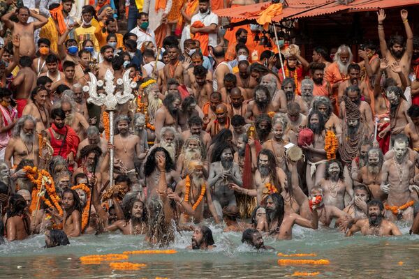 Homens santos hindus mergulham no rio Ganges durante o festival Kumbh Mela, Índia, 12 de abril de 2021 - Sputnik Brasil