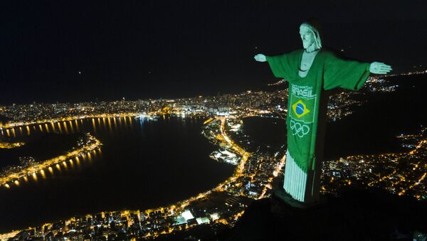 Cem dias antes das Olimpíadas no Japão, o Cristo Redentor foi vestido da camisa esportiva com bandeira brasileira, 14 de abril de 2021 - Sputnik Brasil