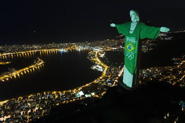 Cem dias antes das Olimpíadas no Japão, o Cristo Redentor foi vestido da camisa esportiva com bandeira brasileira, 14 de abril de 2021 - Sputnik Brasil