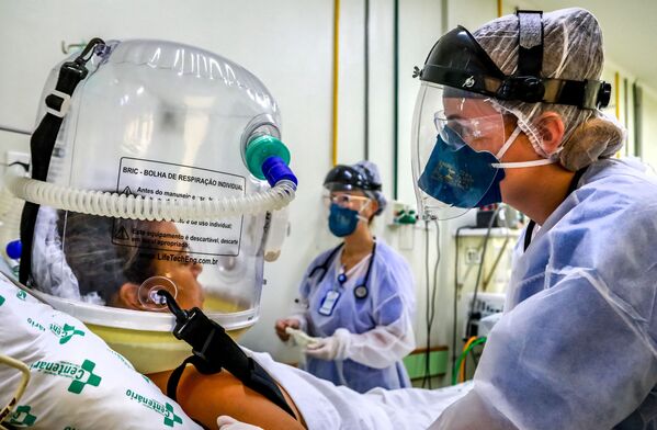 Paciente usa uma tecnologia não invasiva que pode reduzir necessidade de intubação, Fundação Hospital Centenário, Rio Grande do Sul, 16 de abril de 2021 - Sputnik Brasil