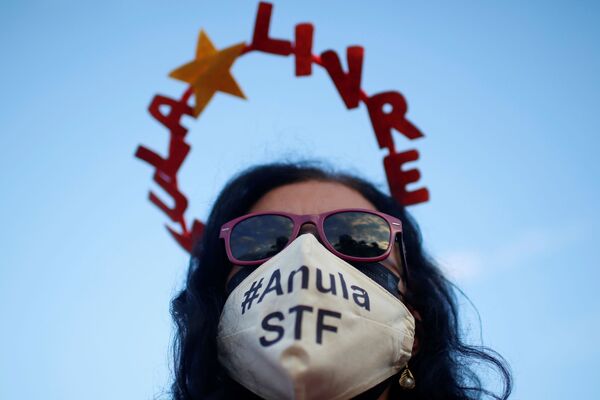 Apoiadora do ex-presidente do Brasil, Luís Inácio Lula da Silva, participando de protesto em frente do prédio do Supremo Tribunal Federal, 15 de abril de 2021 - Sputnik Brasil