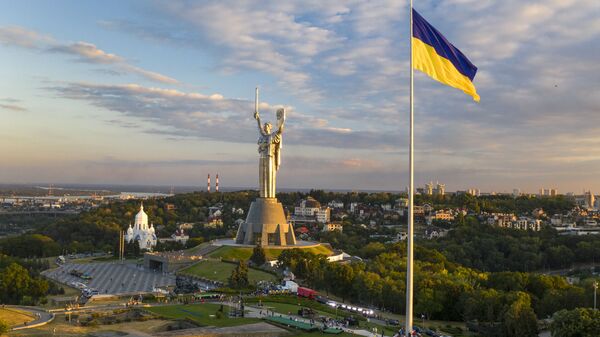 A maior bandeira da Ucrânia está hasteada a cerca de 90 metros acima da cidade, pois foi instalada na véspera do Dia da Bandeira do Estado, com o Monumento à Pátria Mãe no centro, em Kiev, Ucrânia, sábado, 22 de agosto de 2020 - Sputnik Brasil