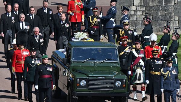 Membros da família real britânica caminham atrás de carro funerário durante o funeral do Príncipe Philip, marido da rainha Elizabeth II - Sputnik Brasil