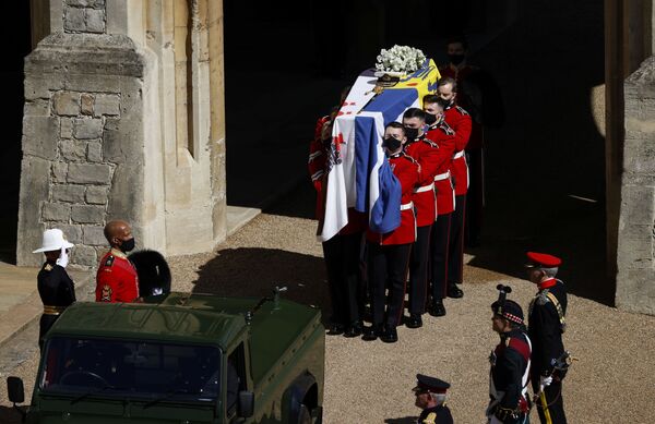 O caixão do príncipe Philip, marido da rainha Elizabeth, que morreu aos 99 anos, é carregado durante seu funeral no Castelo de Windsor - Sputnik Brasil