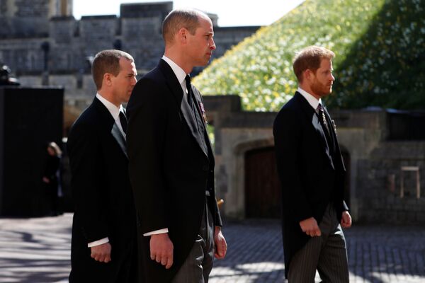 Príncipe William e príncipe Harry no funeral do príncipe Philip, no Castelo de Windsor, 17 de abril de 2021 - Sputnik Brasil