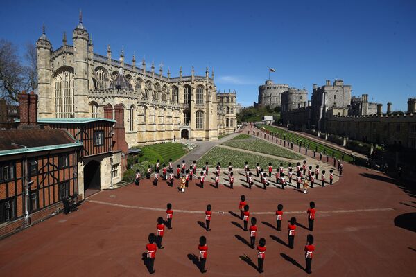 Soldados fazem a guarda no território do Castelo de Windsor perto da Capela de São Jorge no dia do funeral do príncipe Philip - Sputnik Brasil