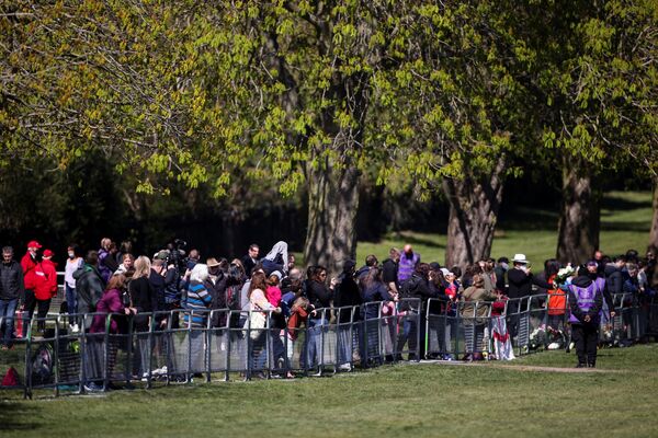 Pessoas se reúnem perto do Castelo de Windsor no dia do funeral do príncipe Philip - Sputnik Brasil