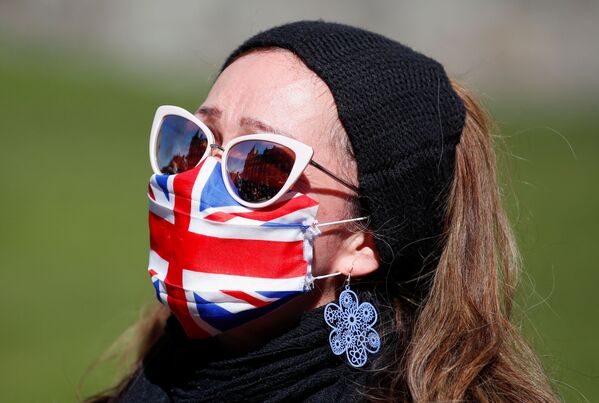 Uma mulher usando uma máscara no Castelo de Windsor durante o funeral do príncipe Philip - Sputnik Brasil