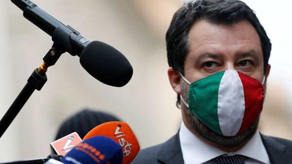 Em Roma, o líder do partido de direita italiano Liga, Matteo Salvini, fala com a mídia após consultas com o presidente da Itália, Sergio Matarella, em 28 de janeiro de 2021 - Sputnik Brasil