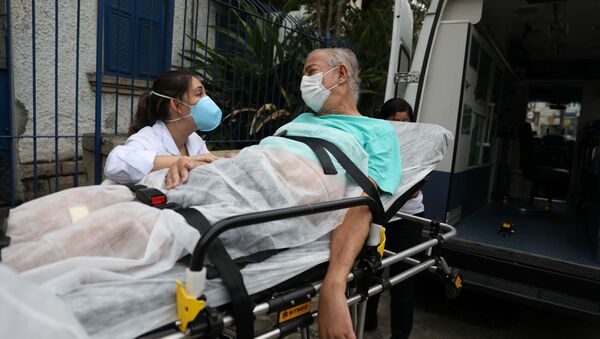 O engenheiro Carlos Antonio Fernandes Sena, que tem 72 anos e chegou a ser intubado com COVID-19, se despede da profissional de saúde Flávia Fonseca, após três meses de fisioterapia no hospital Placi, no Rio de Janeiro, em 13 de abril de 2021 - Sputnik Brasil