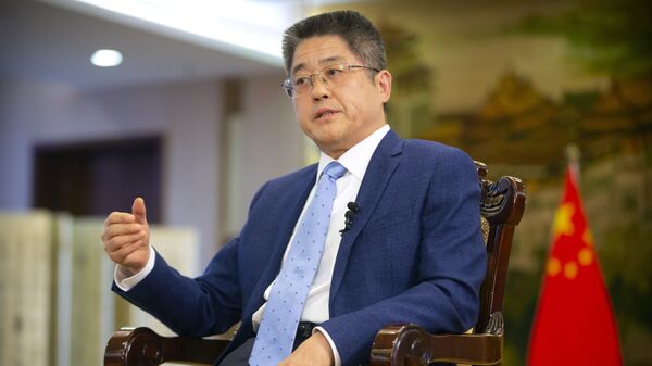 Le Yucheng, vice-chanceler da China, durante entrevista à Associated Press, 16 de abril de 2021 - Sputnik Brasil