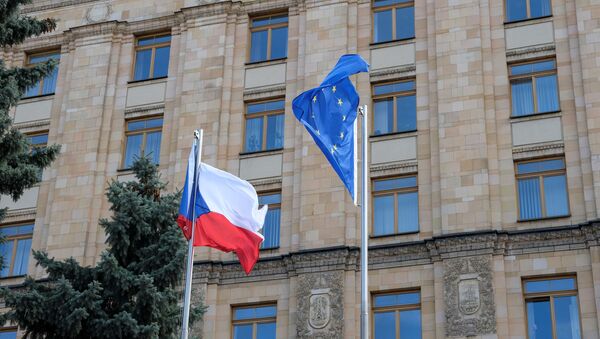 Bandeiras da União Europeia e da República Tcheca na embaixada tcheca em Moscou, 18 de abril de 2021 - Sputnik Brasil