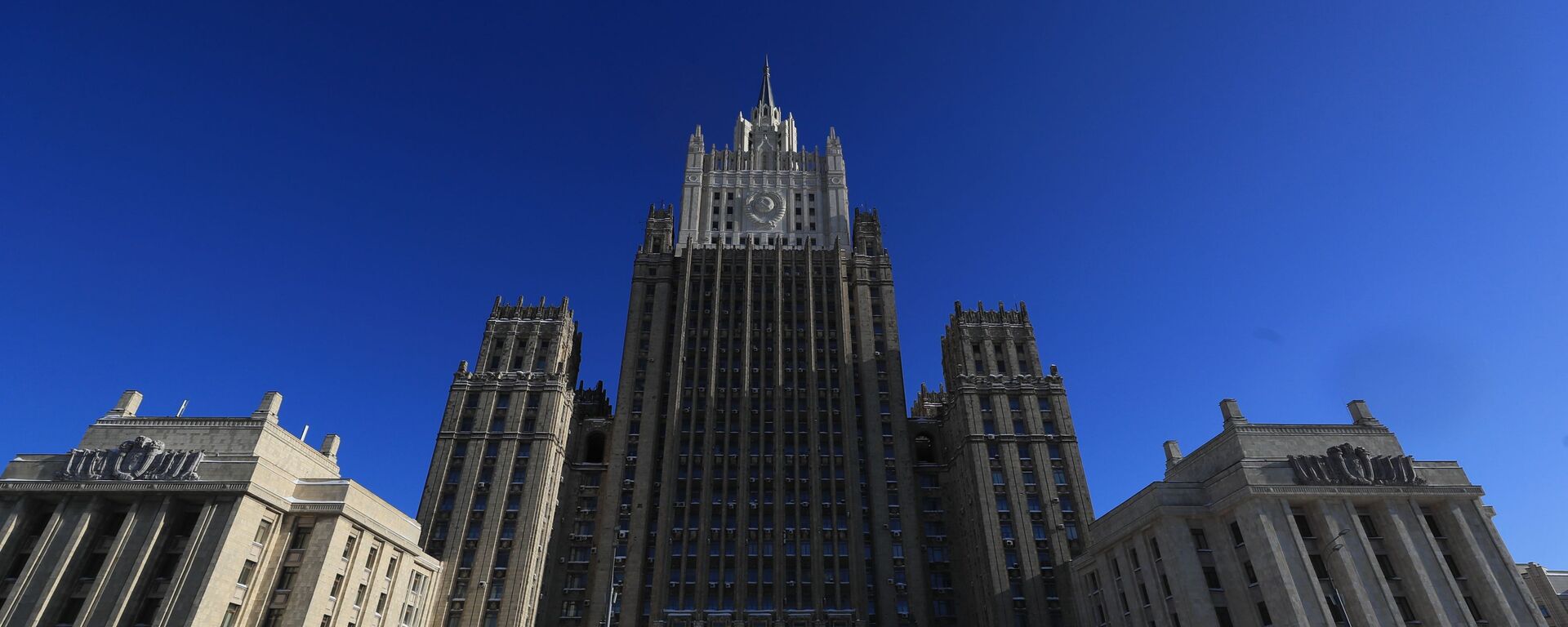 Em Moscou, capital da Rússia, carros passam em frente à sede do Ministério das Relações Exteriores da Rússia, em 15 de abril de 2021 - Sputnik Brasil, 1920, 28.12.2021