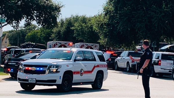 Em Cedar Park, no estado norte-americano do Texas, EUA, a polícia e os serviços de emergência locais atendem a uma chamada após três policiais sofrerem um ataque a tiros, em 16 de agosto de 2020 - Sputnik Brasil
