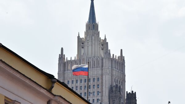 Em Moscou, bandeira da Rússia flamula com o edifício do Ministério das Relações Exteriores russo ao fundo (foto de arquivo) - Sputnik Brasil