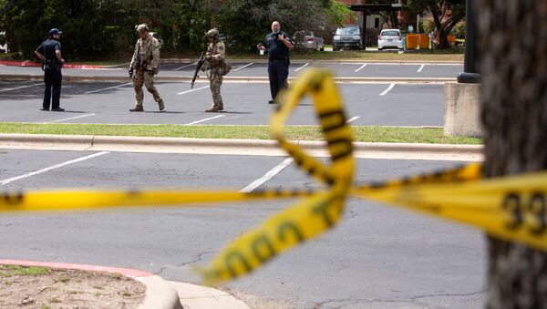Policiais investigam a cena do tiroteio que deixou 3 mortos em Austin, no Texas - Sputnik Brasil