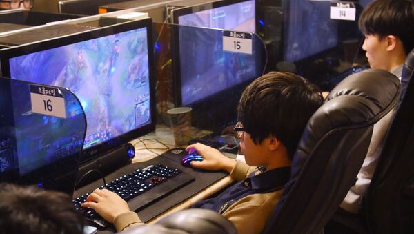 Homem joga um jogo de computador em um café para PC em Seul, na Coreia do Sul, 30 de agosto de 2016. - Sputnik Brasil