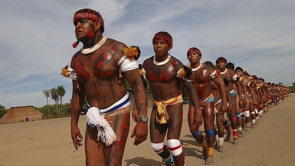 Dia do Índio é celebrado no Brasil neste dia 19 de abril. Na foto, indígenas realizando dança típica em uma aldeia - Sputnik Brasil