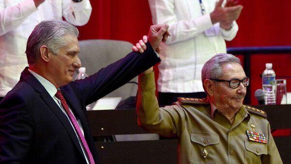 Raúl Castro, à direita, levanta a mão do presidente cubano Miguel Díaz-Canel após sua eleição como primeiro-secretário do Partido Comunista na sessão de encerramento do VIII Congresso do Partido Comunista Cubano (PCC) em Havana, em Cuba, no dia 19 de abril de 2021 - Sputnik Brasil
