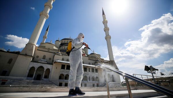 Em Ancara, um funcionário municipal higieniza uma praça em frente à mesquita de Kocatepe, em meio à pandemia da COVID-19, em 15 de abril de 2021 - Sputnik Brasil