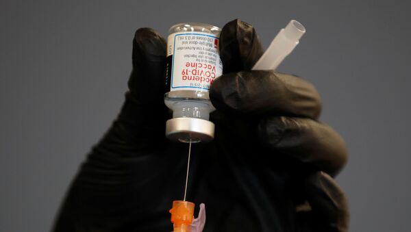 Em Chula Vista, no estado norte-americano da Califórnia, um profissional de saúde prepara uma dose de vacina da Moderna contra a COVID-19, em 15 de abril de 2021 - Sputnik Brasil