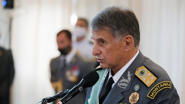 O comandante do Exército Brasileiro, general Edson Pujol, durante discurso. - Sputnik Brasil