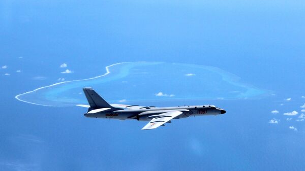 Bombardeiro chinês H-6K patrulhando águas disputadas do mar do Sul da China - Sputnik Brasil
