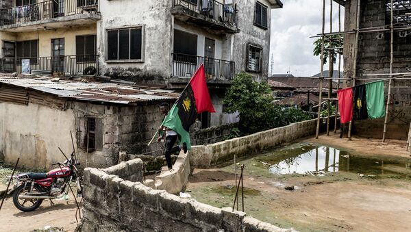 Um apoiador do Povo Indígena do Biafra (IPOB, na sigla em inglês) carrega a bandeira do Biafra em 28 de maio de 2017, ano em que a guerra civil completou 50 anos, no distrito de Osusu, em Aba, Nigéria - Sputnik Brasil