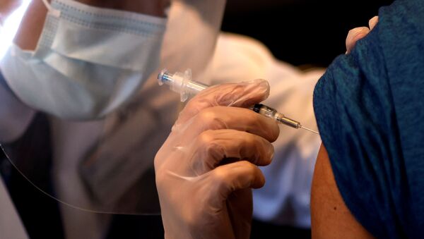 Paciente recebendo vacina contra a COVID-19 Johnson & Johnson - Sputnik Brasil