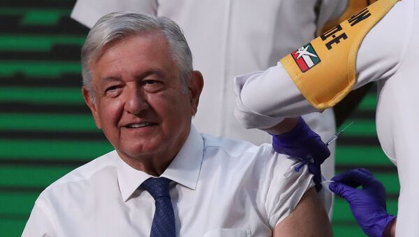 O presidente do México, Andres Manuel López Obrador, recebe a dose da vacina da AstraZeneca contra a COVID-19 no Palácio Nacional da Cidade do México, México, em 20 de abril de 2021 - Sputnik Brasil