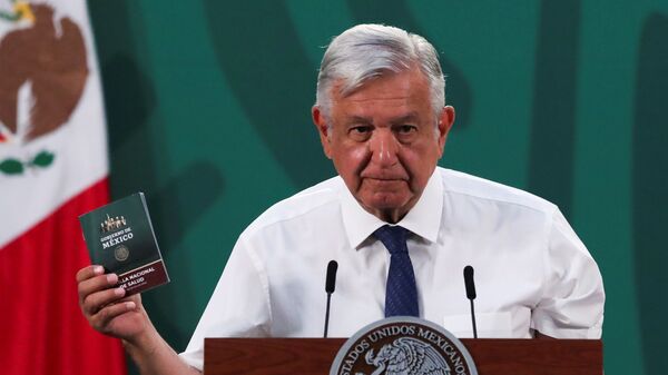 O presidente do México, Andrés Manuel López Obrador, mostra sua carteira de vacinação após receber a primeira dose da vacina contra a COVID-19 da AstraZeneca,  no Palácio Nacional, na Cidade do México, em 20 de abril de 2021. - Sputnik Brasil