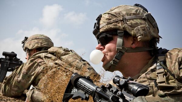 Um soldado do Exército dos EUA com a Charlie Company, 36º Regimento de Infantaria, 1ª Divisão Blindada no distrito de Maiwand, na província de Kandahar, no Afeganistão. - Sputnik Brasil