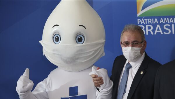 O ministro da Saúde,  Marcelo Queiroga, posa para foto com o personagem Zé Gotinha, após coletiva no Palácio do Planalto - Sputnik Brasil