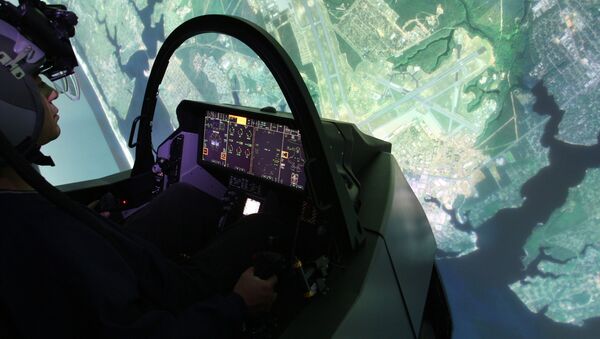 Piloto realiza missão em simulador de voo do caça F-35 na base aérea de Eglin, na Flórida - Sputnik Brasil