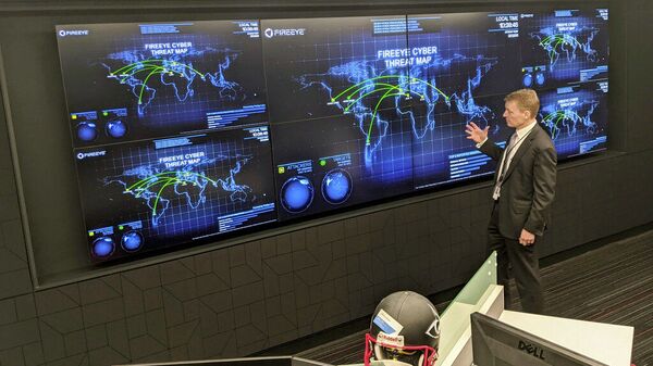 CEO da FireEye, Kevin Mandia, faz uma apresentação no escritório vazio da empresa de segurança cibernética em Reston, Virgínia, EUA (foto de arquivo) - Sputnik Brasil
